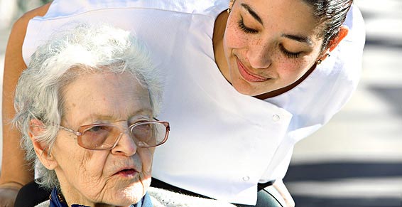 assad soins à domicile, femme poussant une personne âgée en fauteuil roulant